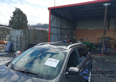 2016 Jeep Cherokee Latitude z USA, uszkodzony, nr VIN 1C4PJMCB4GW241759